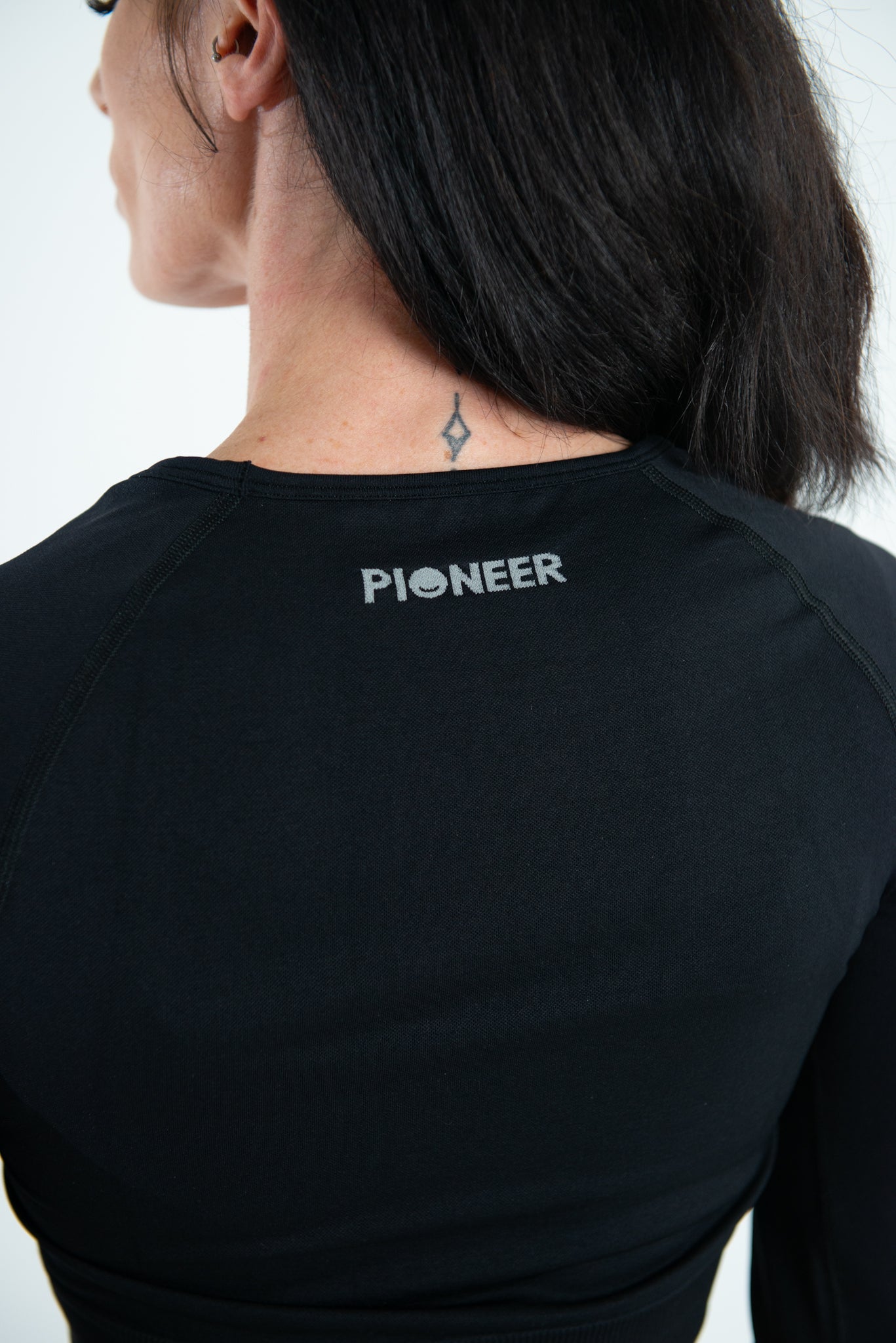 Black Seamless high-quality long sleeve top – Comfortable, durable, and perfect for workouts or everyday wear