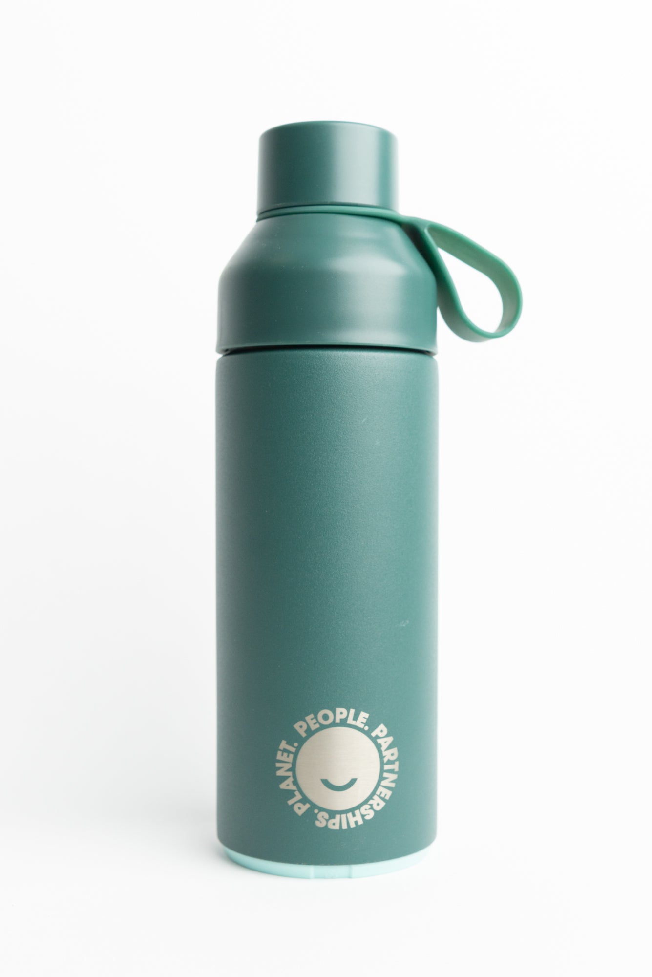 Innovative pioneer water bottle design, perfect for ocean enthusiasts